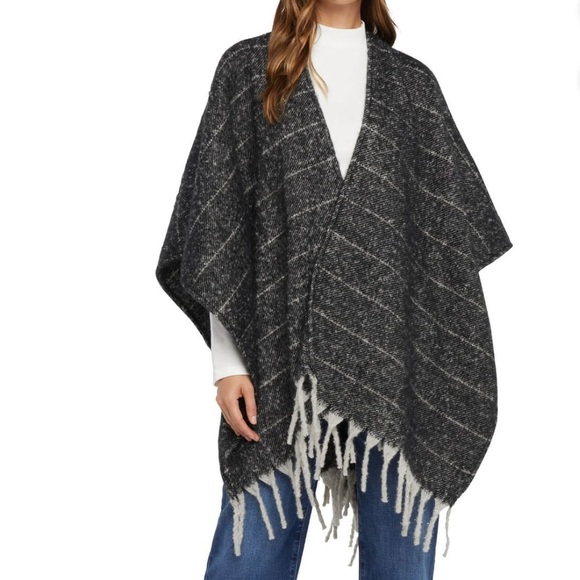 Woolrich Sweaters - NWT- Women’s Chic Black Woolrich Shawl/Wrap One Size
